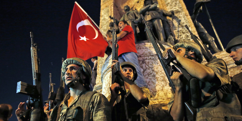 Soldati turchi controllano la zona dove sono in corso manifestazioni a sostegno del presidente turco Recep Tayyip Erdogan in piazza Taksim, a Istanbul (AP Photo/Emrah Gurel)